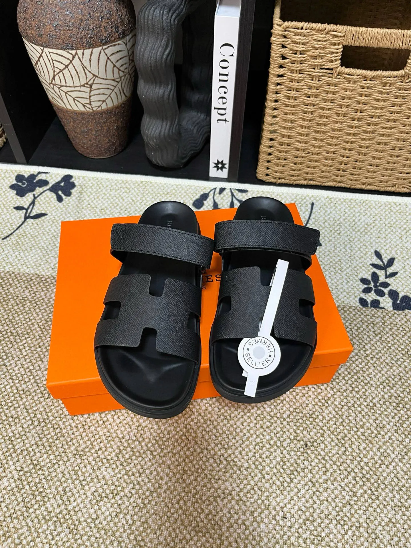 P300 Long-term stock Hermes men’s Kazimir slippers for couples - top quality woven calfskin functional sandals with intertwined uppers inspired by the “H” iconic pattern to create a casual look, perfect for summer. Imported cowhide + cowhide lining + TUP outsole Size: 35-46